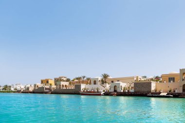 El Gouna kasabasında suya yakın Bungalovlar ve villalar, Mısır.