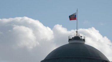 Kremlin Senato bir kubbe üzerine Rus bayrağı sallayarak. Moscow, Rusya Federasyonu.