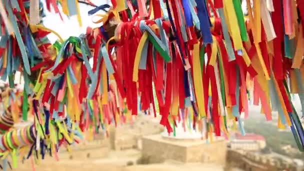 Cintas de tela multicolores balanceándose en el viento. Antigua tradición de atar cintas en las ramas de los árboles para atraer la buena suerte y el cumplimiento de los deseos. Crimea . — Vídeo de stock