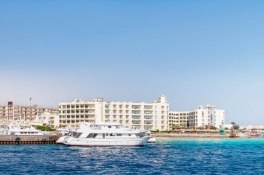 Otel ve tatil binaları ile Hurghada sahil şeridi. Tekneden deniz manzarasına bak. Kızıldeniz, Mısır.