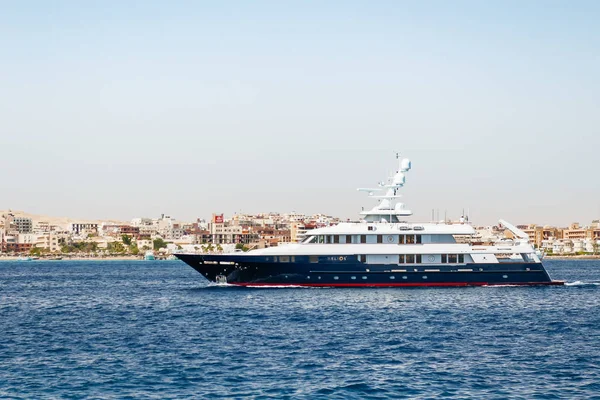 HURGHADA, EGIPTO - 14 de septiembre de 2008. Costa Hurghada con hoteles y complejos turísticos. Vista sobre el paisaje marino desde el barco. Mar Rojo, Egipto . — Foto de Stock