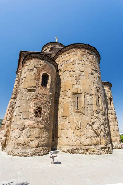 Murallas de piedra de la Iglesia Metekhi de la Dormición de la virgen. Monumento famoso en Tiflis, Georgia . — Foto de Stock