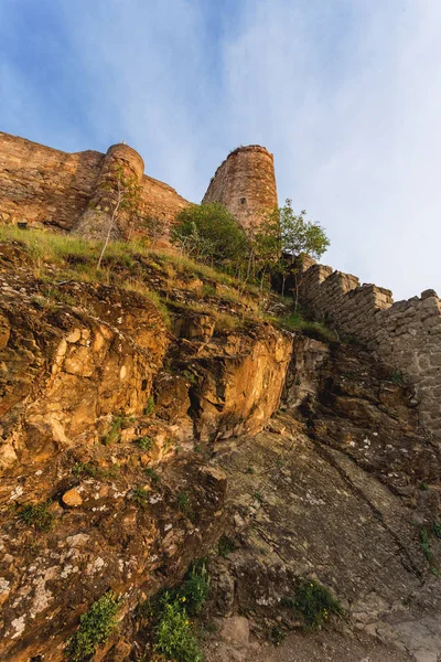 Vista inferior de la fortaleza de Narikala, antiguo punto de referencia en la montaña Mtatsminda. Tiflis, Georgia . — Foto de Stock