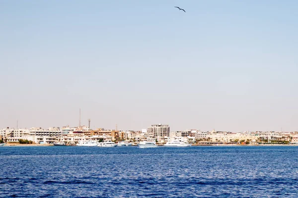 Hurghada tengerpartja hotelekkel és üdülőházokkal. Nézd meg a tengeri kilátás a csónakot. Red Sea, Egyiptom. — Stock Fotó