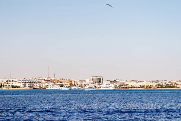 Otel ve tatil binaları ile Hurghada sahil şeridi. Tekneden deniz manzarasına bak. Kızıldeniz, Mısır. — Stok fotoğraf