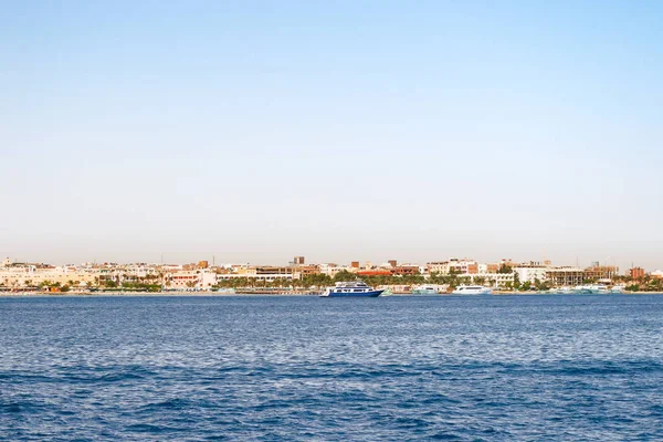 Hurghada Küste mit Hotel- und Resort-Gebäuden. Blick auf das Meer vom Boot aus. Rotes Meer, Ägypten. — Stockfoto