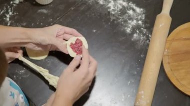 Çocuklarla yemek. Anne ve oğlu köfte yapıyoruz.