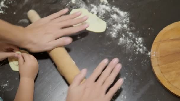 Cucinare con i bambini. Madre e figlio stanno facendo gnocchi . — Video Stock