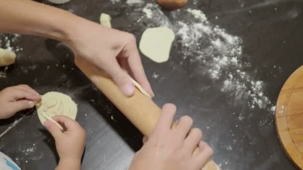 Cucinare con i bambini. Madre e figlio stanno facendo gnocchi . — Video Stock
