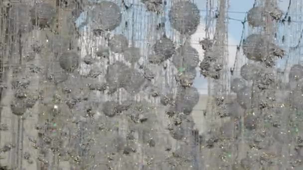 Célèbre rue Nikolskaya décorée avec des ampoules sur des fils blancs. Moscou, Russie . — Video