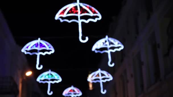户外装饰，形状为雨伞。可爱的彩色灯泡在黑暗中闪烁。雅尔塔， 克里米亚. — 图库视频影像