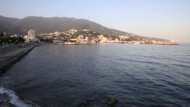 Yalta - 4 Şubat 2015. Karadeniz'den Yalta şehrinin panorama görünümü. Kış gün batımı. Kırım.
