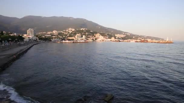 YALTA - 4 février 2015. Vue panoramique de la ville de Yalta depuis la mer Noire. Coucher de soleil d'hiver. Crimée . — Video
