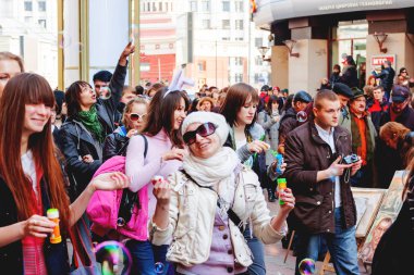 Moskova, Rusya - 12 Nisan 2009. Dreamflash, sabun kabarcıkları sokak festivali. Arbat caddesinde yürüyen komik kostümler giymiş insanlar. Renkli fuar.