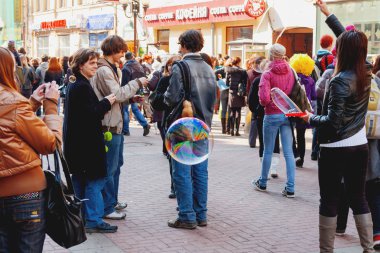 Moskova, Rusya - 12 Nisan 2009. Dreamflash, sabun kabarcıkları sokak festivali. Arbat caddesinde yürüyen komik kostümler giymiş insanlar. Renkli fuar.