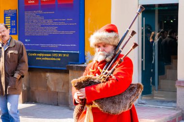 Moskova, Rusya - 12 Nisan 2009. Tarihi kostümlü yaşlı adam gayda çalıyor. Arbat sokak.