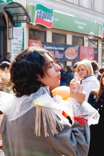 Moskou, Rusland-12 april 2009. Dreamflash, straatfestival van zeepbellen. Mensen gekleed in grappige kostuums lopen op de Arbat straat. Kleurrijke Fair. — Stockfoto