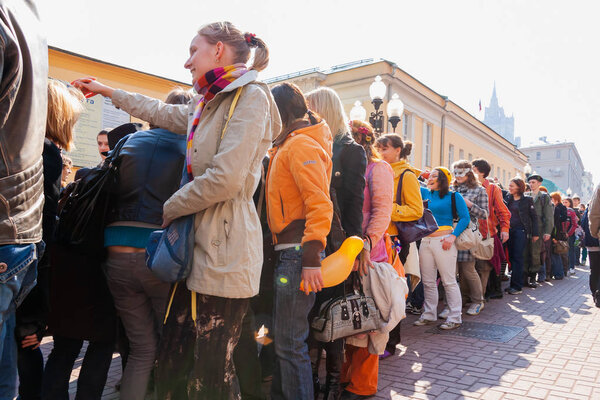 МОСКВА, Россия - 12 апреля 2009 г. Dreamflash, уличный фестиваль мыльных пузырей. Люди, одетые в смешные костюмы, идут по улице Арбат. Красочные ярмарки
.