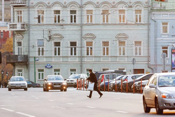 MOSCÚ, RUSIA - 15 de octubre de 2009. La gente cruza la calle en un lugar prohibido. Los peatones no utilizan un cruce peatonal subterráneo. Temprano en la mañana en la calle Vozdvizhenka . — Foto de Stock
