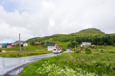 Bostad, Norveç - 17 Temmuz 2017 . Çayırları, dağları ve köy ile güzel İskandinav manzara.