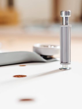 Mobilyaların kendi kendine montajı. Bağlantı elemanları delinmiş deliğe monte edilir. Diy iç.