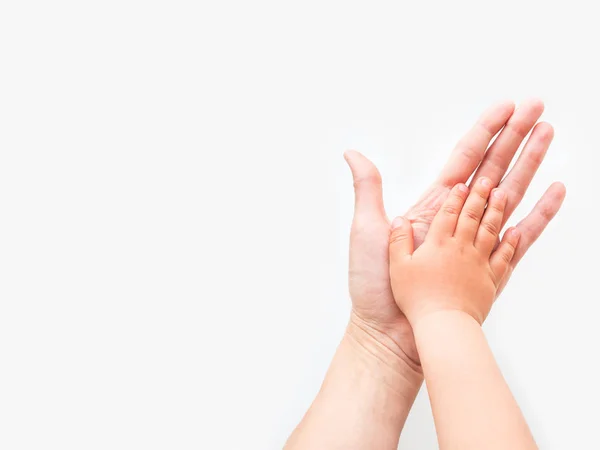 Hände Von Erwachsenen Und Kindern Mutter Und Kind Legen Ihre — Stockfoto