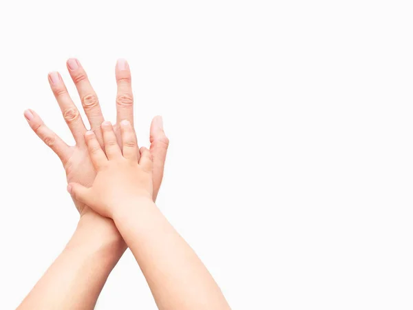 Manos de adulto y niño. Madre e hijo ponen sus palmas juntas sobre un fondo blanco. Padres y niños pequeños. Símbolo de familia, unanimidad, apoyo . — Foto de Stock