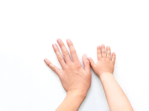 Händerna på vuxna och barn. Mor och barn sätta sina handflator tillsammans på vit bakgrund. Förälder och småbarn. Symbol för familjen, enhällighet, stöd. — Stockfoto