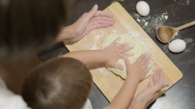 Çocuklarla yemek. Anne ve oğlu köfte yapıyoruz.