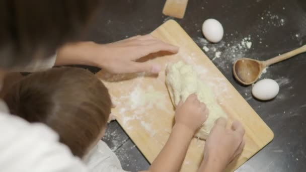 Matlagning med barn. Mor och son gör dumplings. — Stockvideo