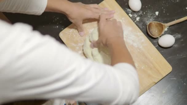Koken met kinderen. Moeder en zoon maken dumplings. — Stockvideo