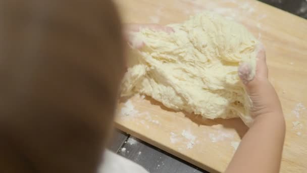 Cucinare con i bambini. Madre e figlio stanno facendo gnocchi . — Video Stock