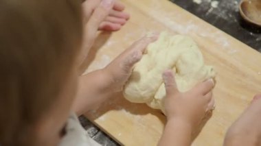 Çocuklarla yemek. Anne ve oğlu köfte yapıyoruz.