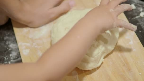 Matlagning med barn. Mor och son gör dumplings. — Stockvideo