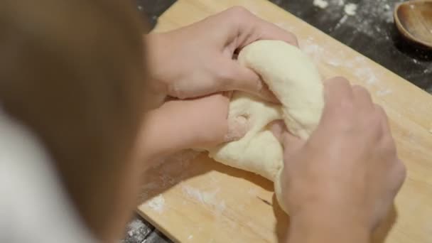 Vaření s dětmi. Matka a syn dělají knedlíky. — Stock video