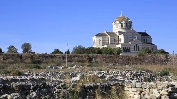 Ruínas de Chersonesus - cidade grega antiga perto de Sevastopol moderno. Catedral de St. Vladimirs. Património Mundial da UNESCO. República da Crimeia — Vídeo de Stock