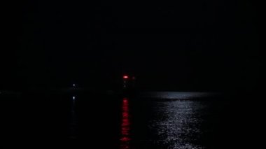 Yalta, Kırım limanında deniz fenerinde çalışıyor. Geceleri kırmızı ışık yanıp sönüyor. Karadeniz.