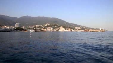 Yalta - 4 Şubat 2015. Karadeniz'den Yalta şehrinin panorama görünümü. Kış gün batımı. Kırım.