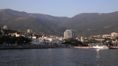 Yalta - 4 Şubat 2015. Karadeniz'den Yalta şehrinin panorama görünümü. Kış gün batımı. Kırım.