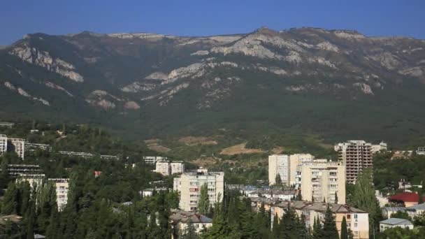 Luchtfoto panoramisch uitzicht op Yalta stad in zonnige winterdag. Krim. — Stockvideo