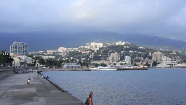 Crimea, yalta - 4. februar 2015. panoramablick auf yalta stadt vom schwarzen meer aus. — Stockvideo