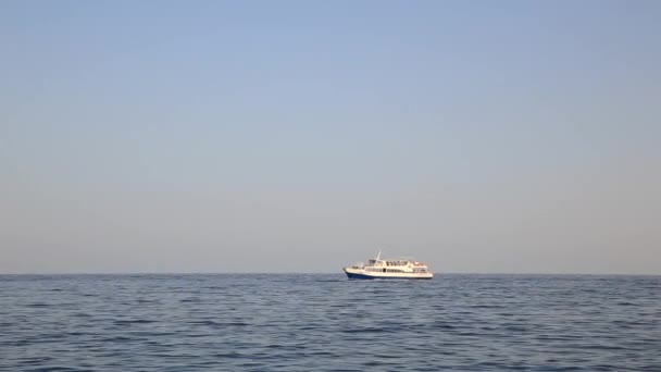 Loď prochází kolem pobřežní oblasti Jalty, Krymu. Slunečný den. — Stock video