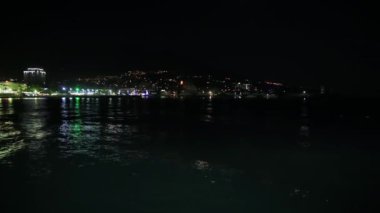 Karadeniz'den Yalta şehrinin panorama görünümü. Setüzerinde gece hayatı. Kırım