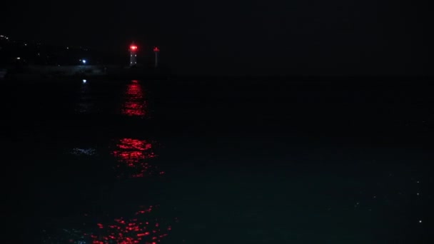 Farol de trabalho no porto de Yalta, na Crimeia. Luz vermelha a piscar à noite. Mar Negro. — Vídeo de Stock