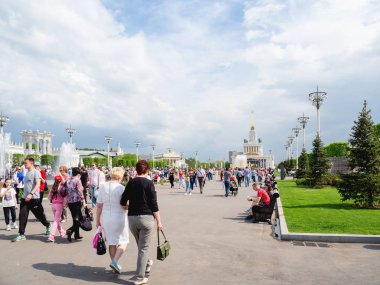 Moskova, Rusya - 10 Mayıs 2019. Ekonomik Başarılar Sergisi'nin ana sokağında yürüyen insanlar (Vdnh).  