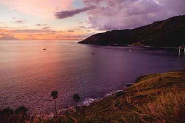 Kata plaj bakış noktasında muhteşem gün batımı. Çift deniz üzerinde tepede oturuyor. Ko Pu adası. Phuket, Tayland.