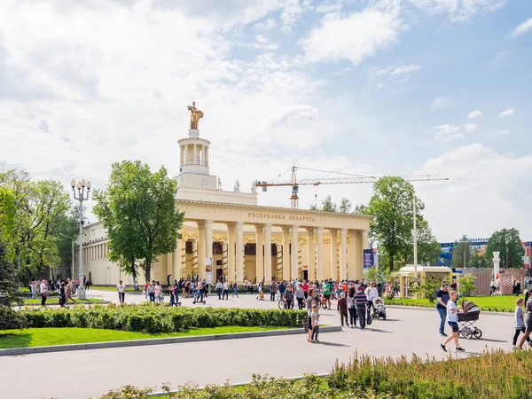 MOSCA, RUSSIA - 10 maggio 2019. Padiglione Belarus su piazza Industriale cosiddetta della Mostra di Realizzazioni Economiche (VDNH ). — Foto Stock