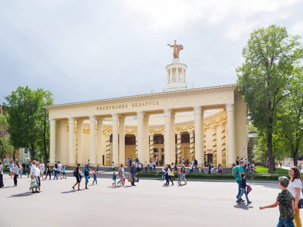 MOSCÚ, RUSIA - 10 de mayo de 2019. Pabellón Bielorrusia en la llamada Plaza Industrial de la Exposición de Logros Económicos (VDNH ). — Foto de Stock