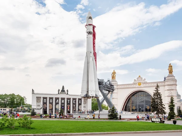 Moskova, Rusya - 10 Mayıs 2019. Pavilion Uzay ve Ulaşım ve taşıyıcı roket Doğu düzeni. Ekonomik Başarılar Sergisi (Vdnh). — Stok fotoğraf