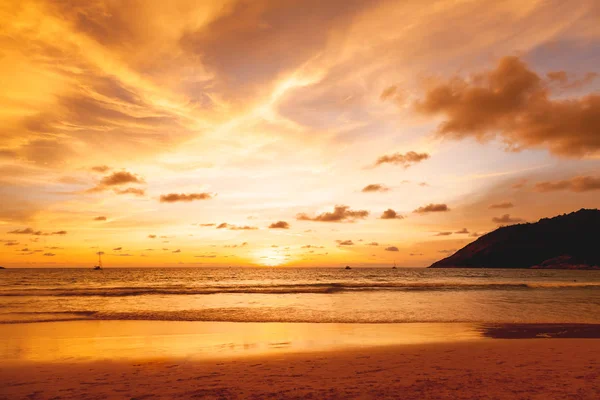 Coucher de soleil avec des nuages de formes différentes. Superbe coucher de soleil sur la plage de Nai Harn. île de Phuket, Thaïlande, océan Indien . — Photo